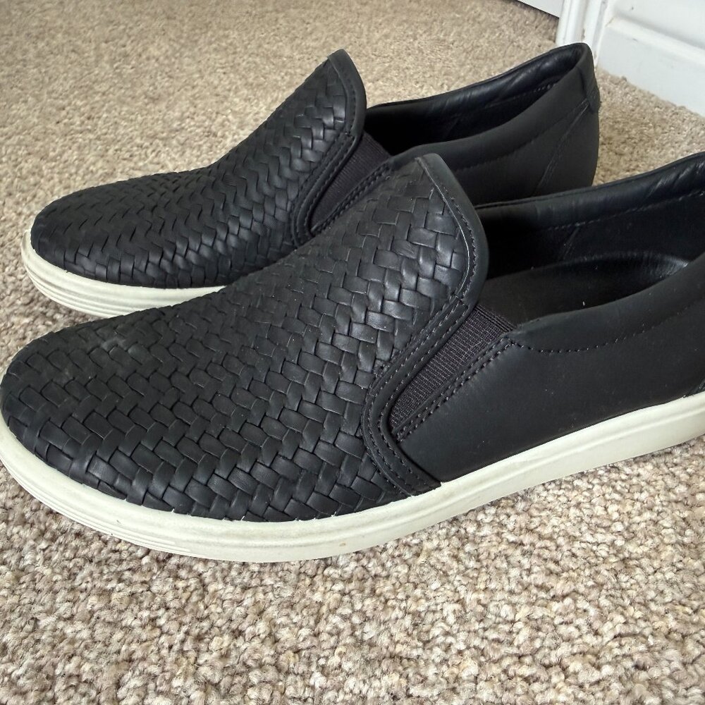 Eccos Women's Black Loafer - Current style - SLIP ON - SIZE 38, 7.5)